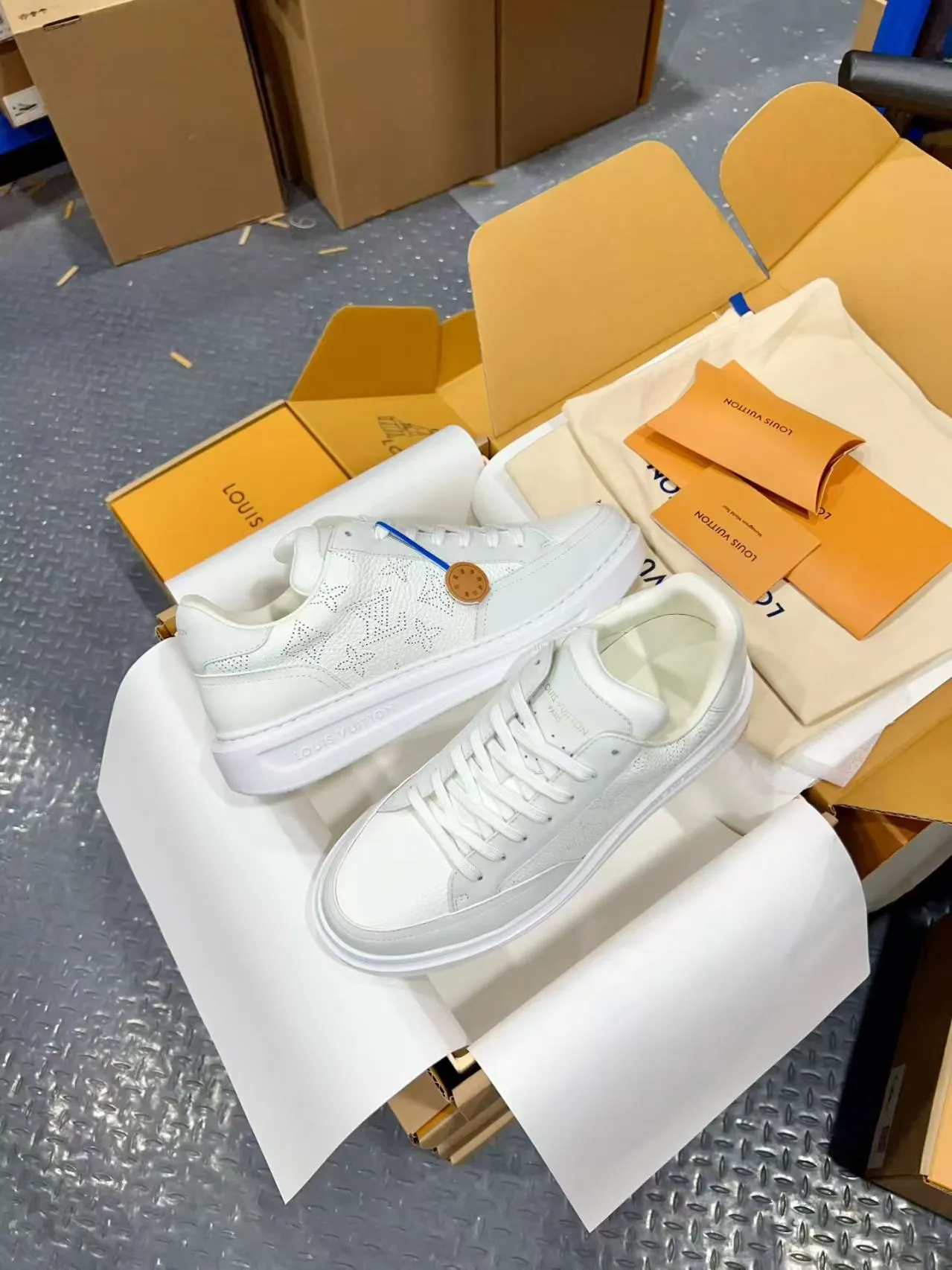 👟👟Ex-factory price 640👟👟 Vuitton Louis Vuitton Beⅴerly Hⅰll men's casual sports shoes white shoes —————————— Good looks and handsome feet, every color is huge and beautiful! A must-have item for fashionistas 🛍 Original custom-made embossed grained calfskin (not superfiber leather on the market, everyone needs to distinguish it!) symmetrical old pattern washed denim; all accessories and accessories are customized according to the original 1:1. Even the color matching of the shoelaces is customized 1:1. Original identical private model TPU outsole. Many clever little designs must have the original version to see that they are well done. The quality lies in the details! The original consistent chip tag can be directly entered into the LV official website 😏 Purchasing agent for ceiling level. Full set of Jingmei aircraft box packaging. Please look for our quality‼ ️ Please pay attention to distinguish the currency materials on the market! Code number: 37-45
